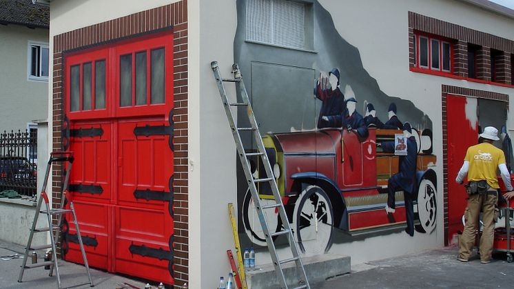  Kunst am Trafo: Historisches Löschfahrzeug am Feuerwehrhaus in Neuötting