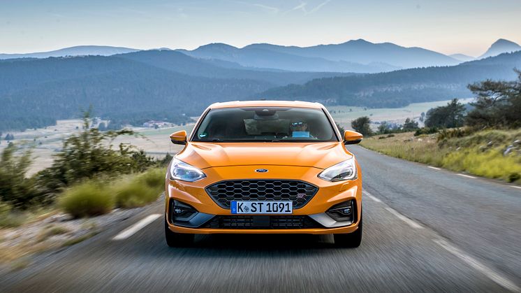 FORD_2019_FOCUS_ST_Orange_Fury_12