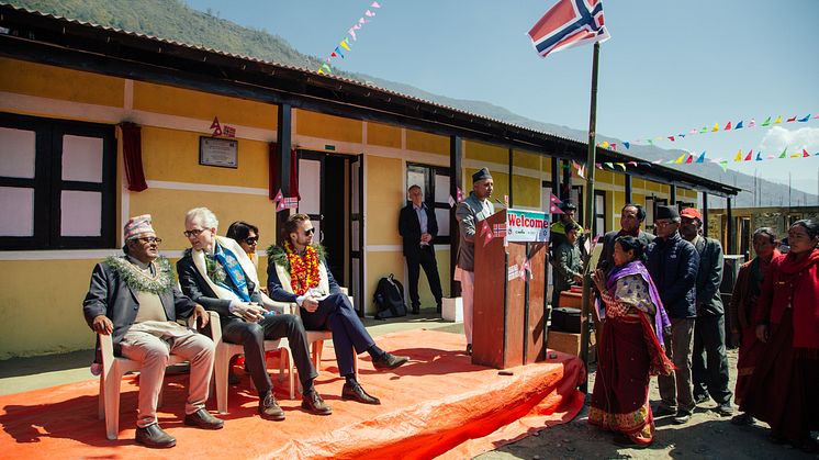 Eksteriør - Utviklingsminister Nikolai Astrup åpnet Shree Devitar Basic School i Dolakha i Nepal