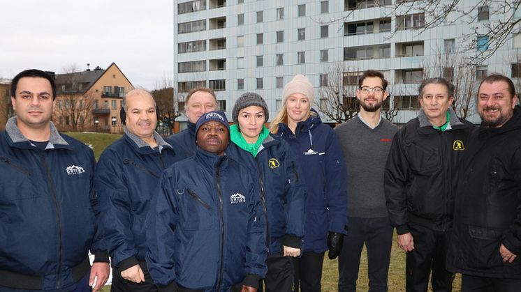 De nyanställda i projektet tillsammans med arbetsledare från Belles städ och Skurgubben samt ansvariga från Signalisten och Rikshem. Foto:Signalisten