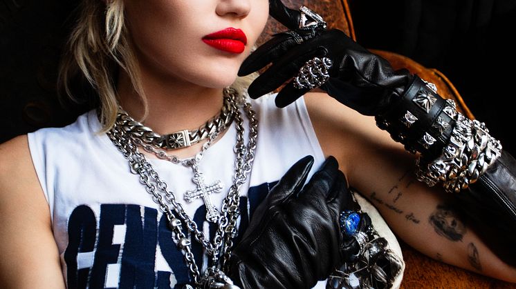 Nu är Miley Cyrus nya album "Plastic Hearts" här!