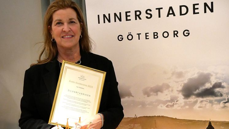 Pia Orrgren, ägare Silverfabriken Göteborg, tar emot Årets Guldkrona 2023