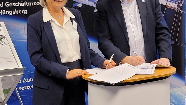 Vielversprechende Kooperation: Tania Hüngsberg-Cengil und Reinhard Wagner bei der Vertragsunterzeichnung  Bild: Hüngsberg / Demand Software