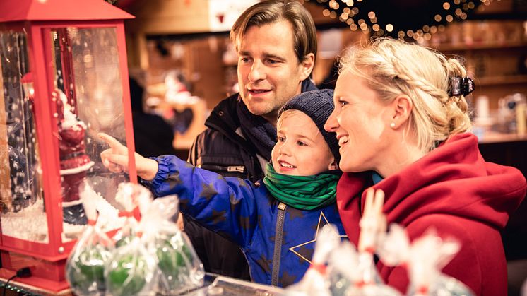 Glänzende Kinderaugen zur Weihnachtszeit