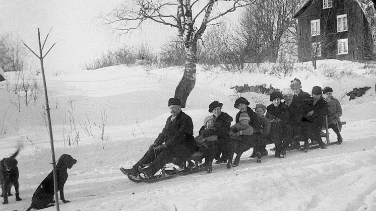 Bild från utställningen, lånad av Nyeds Hembygdsförening. Kälkåkning vid Åsvallabacken 1915.