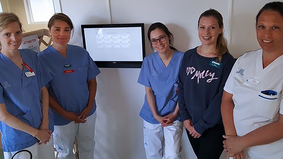 Läkarna Annika Sörling, Klara Sloth, Adelia Munavirova, medicinska sekreteraren Jenny Hansson och biomedicinska analytikern Helena Enz vid skärmen där patienten anmäler sig och svarar på frågor om sina besvär. 