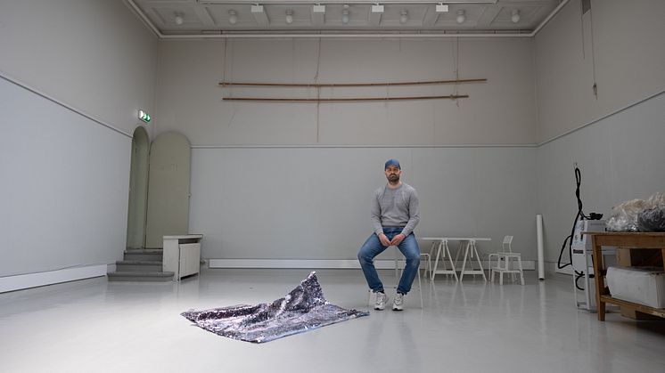 SOLO OSLO-kunstneren Admir Batlak i studioet på Ekely, under arbeidet med å skape det monumentale verket "I knekken". Foto: Munchmuseet.