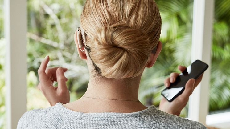 Frau Telefonieren mit HG_Ruecken
