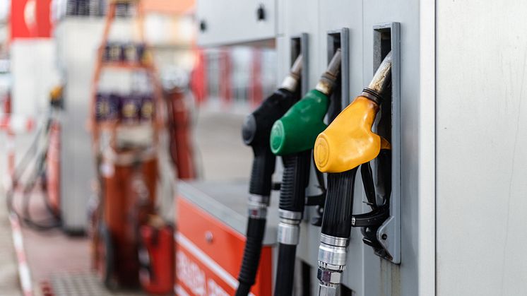 För att klara Sveriges klimatmål, för transportsektorn till 2030 och för de nya EU-målen, måste regering och riksdag se till att inblandningen av biodrivmedel i bensin och diesel också kan öka. Foto: iStock