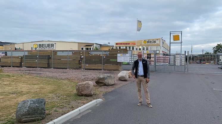 Lars Sahlberg Regionchef på Beijer Byggmaterial utanför nuvarande anläggning i Hisings Backa 