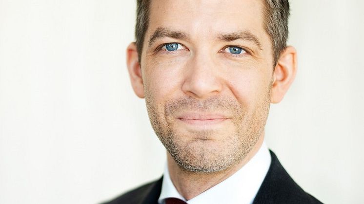 Fredrik Backman porträtt beskuren.jpg