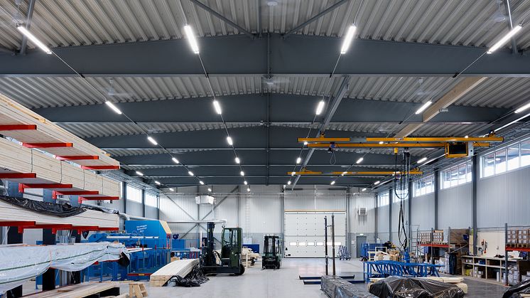 Industribelysningen Zenit från Exaktor ger lika mycket ljus men nu med 20% lägre energiförbrukning.