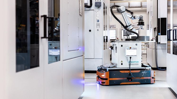 Autonomous-robot-between-vertical-grinders
