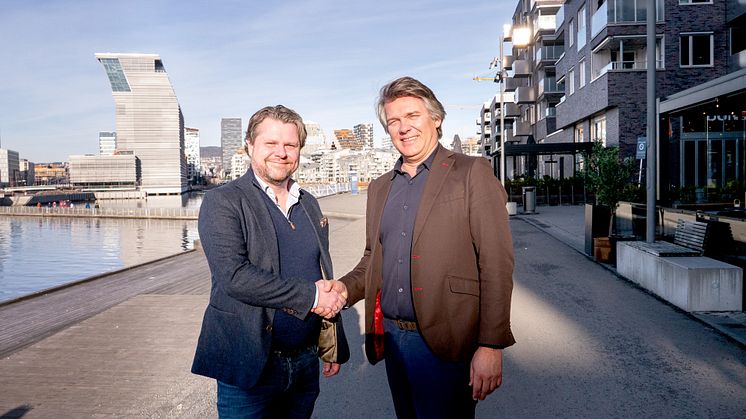 Pål Rune Kaalen, leder for privatmarkedet i Telia Norge (t.v.), sammen med Hallvard Bratberg, direktør for kommersiell utvikling i Usbl på Sørenga i Oslo, et viktig område for boligbyggelaget, hvor også Telia leverer flere TV- og bredbåndstjenester.