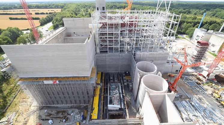 In Stapelfeld baut die EEW Energy from Waste-Gruppe einen modernen und hocheffizienten Ersatzneubau. Rechts im Hintergrund steht die Energiezentrale von HanseWerk Natur, von wo aus die Fernwärme in Hamburgs Osten gelangt.