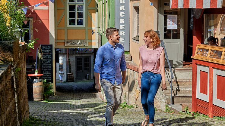 Bad Schandau_Schmilka_Paar_l├ñuft_durch_die_Stadt_