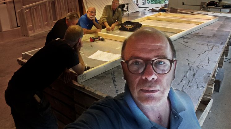 Kristof Asbot engasjert med produksjonen av scena i Sildagapet. Foto: Kristof Asbot