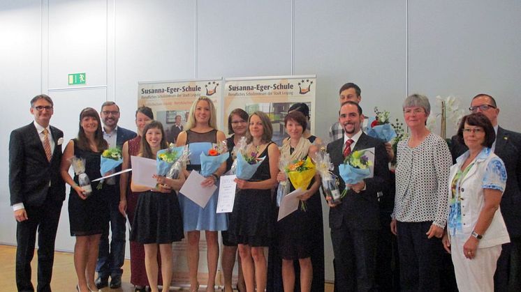 Die 10 Jahrgangsbesten 2017 der Hotelfachschule sowie Lehrer und Unterstützer 