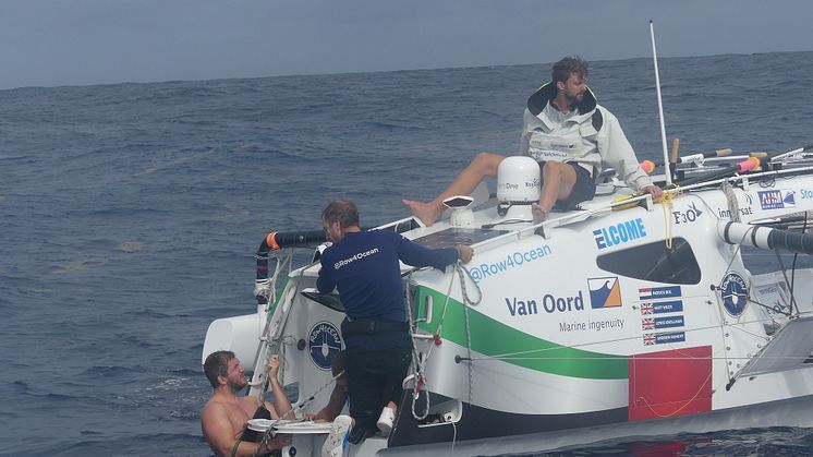 Hi-res image - Inmarsat - The Row4Ocean crew carry out repairs to their rudder during the Atlantic crossing attempt
