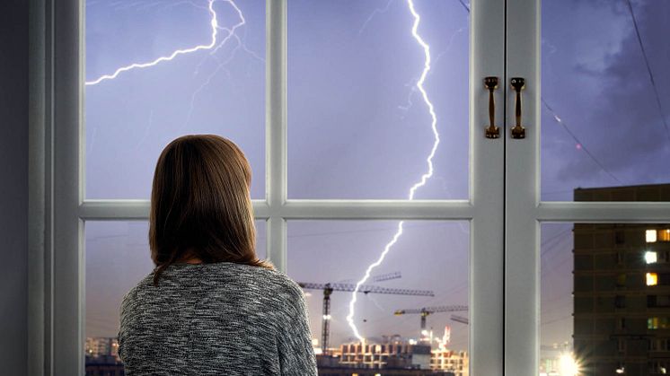 Oväder kan skapa sekundkorta strömavbrott, vi förklarar varför.