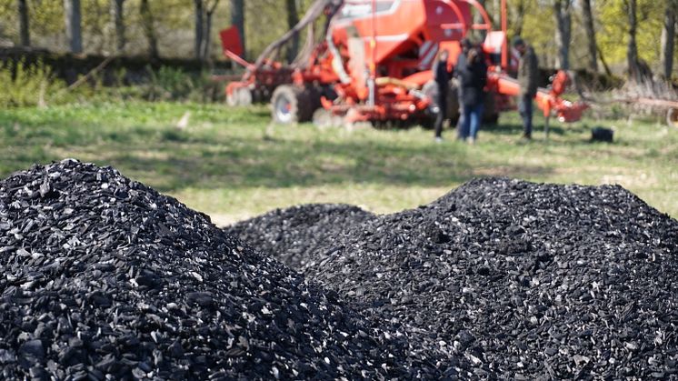 Biokol kan spridas på jordbruksmark med flera olika maskiner, något som testades inom projektet på Hjelmsäters Egendom förra året.
