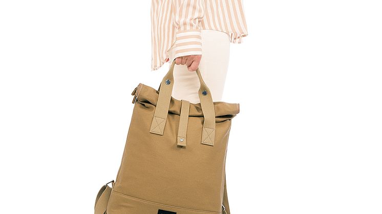weathergoods-bicycle-bag-city-backpack-sand-holding.jpg