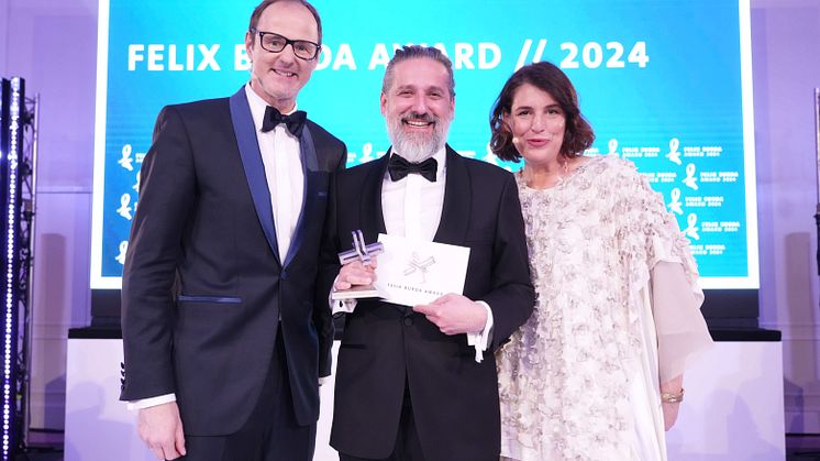 Preisträger Andreas Kreimaier mit Laudatorin Elena Uhlig und Vince Ebert