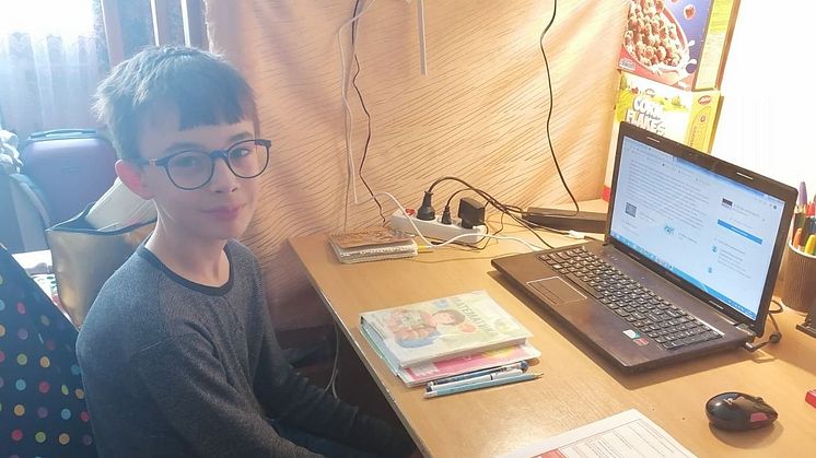 Lev, 11 år, har tvingats fly från sin hemstad Kharkiv och studerar nu på distans på det ställe där hans familj sökt skydd
