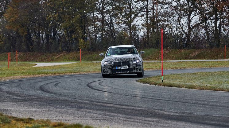 BMW i4: BMW tager sjældent den lige vej