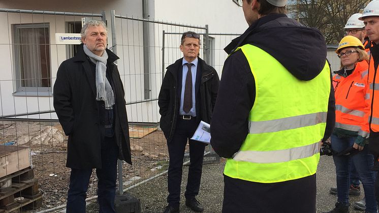 Bostadsminister Peter Eriksson och MKBs vd Terje Johansson besöker nyproduktion av Kombohus mini i Malmö.