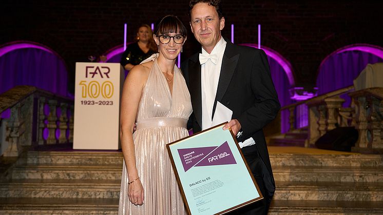 Rose-Marie Engström och Mattias Ericson från DALACC by EE tog emot priset Årets Framtidsbyrå 2023.
