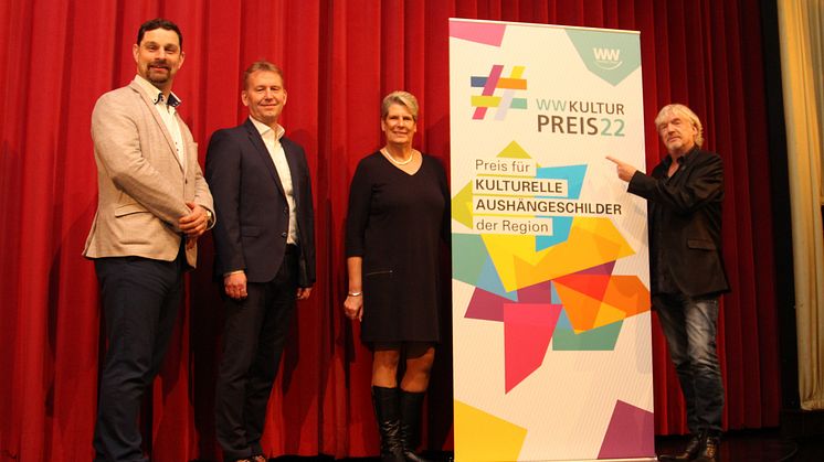 Die verborgenen Kulturschätze der Region sollen ins Rampenlicht (v. l.): Sascha Gödecke, Leiter Kommunalmanagement, und Jürgen Noch, Geschäftsführer bei WW, Bündes Bürgermeisterin Susanne Rutenkröger, und Carsten Hormes, Kulturbüro-OWL.