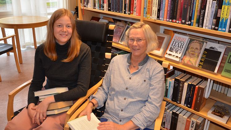 Freja Arvidsson, projektledare för Ordet är ditt och Pia Ingalillsdotter, bibliotekarie, på Fyrens bibliotek i Kungsbacka.