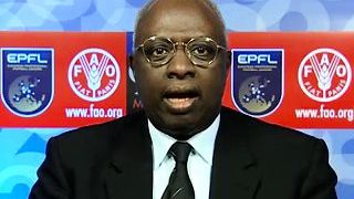 FAO:s generaldirektör Jacques Diouf talar inför europeisk fotbollshelg mot hunger