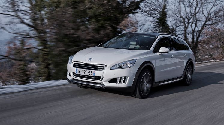 De första dieselhybriderna, Peugeot 3008 HYbrid4 och 508 RXH, är här!