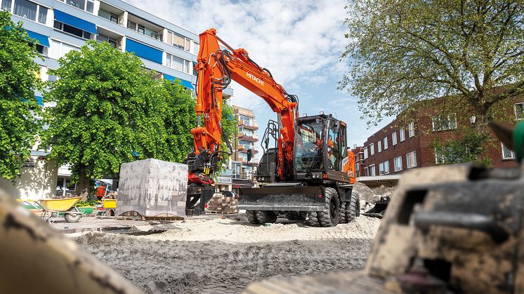 Hitachi_ZX135W_3