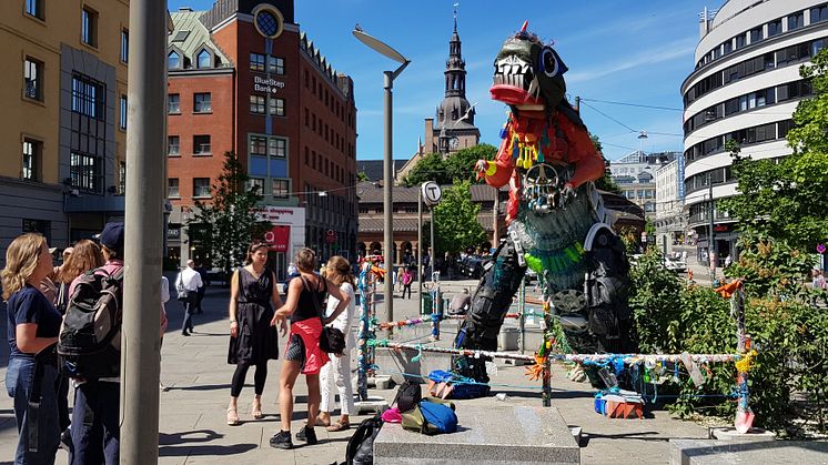 Plastozilla has been causing a bit of a stir outside of Oslo S, Oslo’s main station. Foto: Kulturetaten