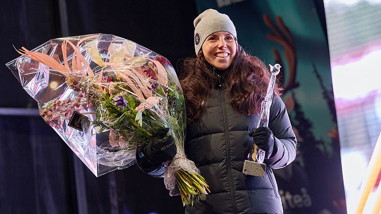 Charlotte Kalla fick kvällens varmaste applåd, när ett par tusen personer samlats för att hylla Piteås idrottshjältinnor.     Foto: Maria Fäldt