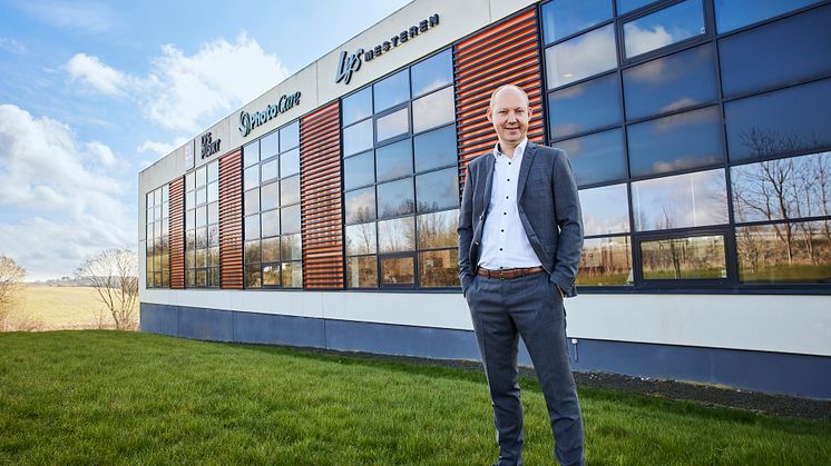 Henrik Overgaard Hansen, adm. direktør i Euronics Danmark, foran Euronics hovedkontor i Stilling.