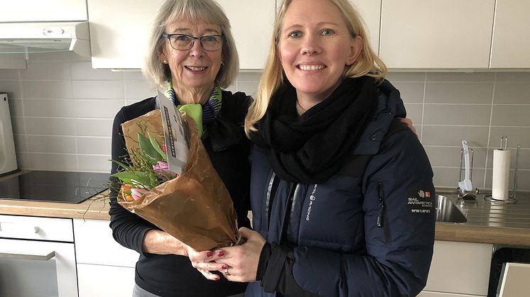 Eva Andrén uppvaktades med tulpaner och kort av Maria Forssell, kundansvarig säljare på BoKlok.