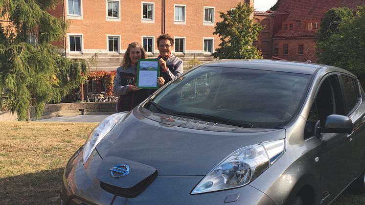 Här ni ser ni Leaf, en i vår elbilsfamilj, som tillsammans med Helen Gårner och Ann-Charlott Andersson stolt visar upp utmärkelsen Green Charge.