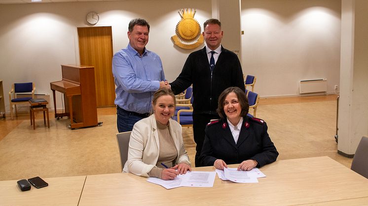 Signeringen med Kjersti Tubaas (NMF), Thor Hansen (NMF), Espen Ødegaard (Frelsesarmeen) og Ann Pender (Frelsesarmeen) ble en fin seanse. (Foto: Frelsesarmeen)