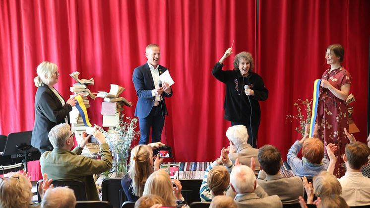 Siw Malmkvist klipper bandet.