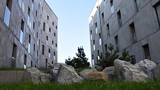 Kvarteret Forskningens grå betonghus fångar upp stenarna i miljön runtomkring och blir en förlängning av berget som de står på. Foto: Anders Siljevall