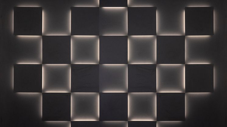 Die schwarzen Quadrate sind mit Decoline hinteleuchtet und erzeugen eine intensive Lichtspannung mit plastischer Kontrastwirkung.