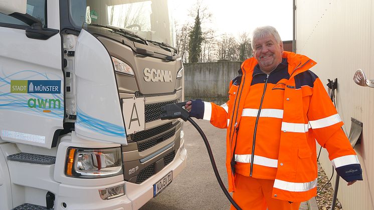 Der Ladevorgang geht dem Lkw-Fahrer Dieter Möllenkamp leicht von der Hand – genauso wie das Handling des vollelektrischen Scania P 25 Abrollkippers.