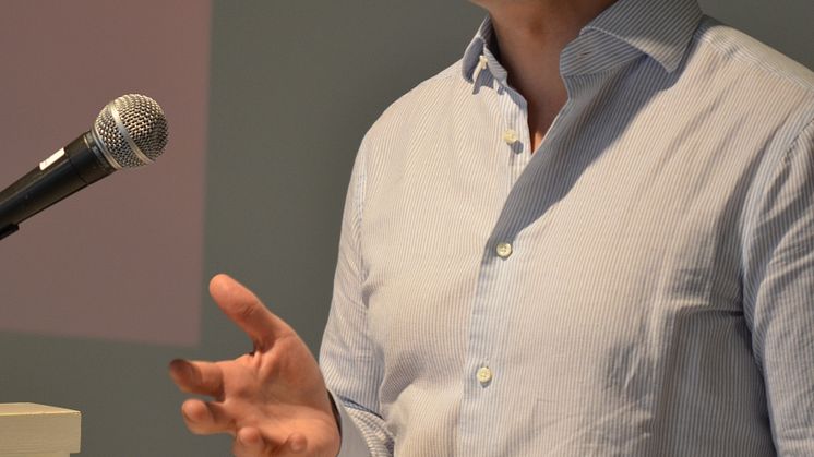 Forlagsredaktør Håkon Kolmannskog presenterer lista