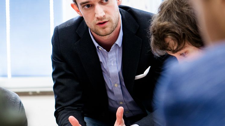 David, anställd på PE Accounting deltar som mentor i workshop med skolklass