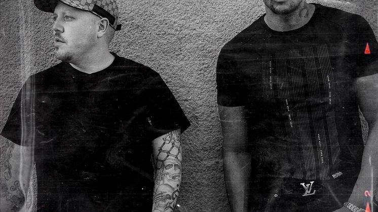NY SINGEL. ​Sebastian Stakset avslutar “fyra singlar under fyra veckor” med släppet av “Kaossituationer” feat. Alex Ceesay