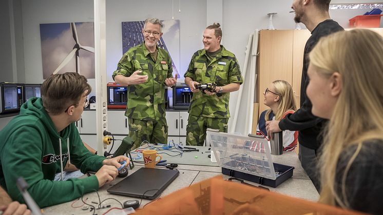 På bild två hemvärnssoldater som är lärare och bar uniform på sin arbetsplats under förra årets firande.  Foto: Staffan Claesson/Tidningen Hemvärnet
